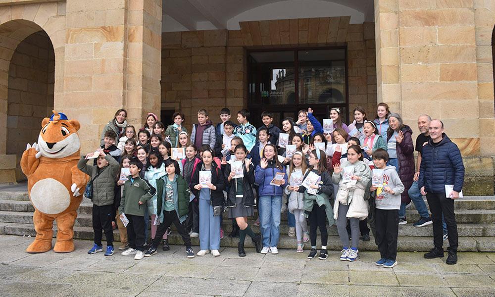 Vai a Immagine Un juego interactivo con los personajes de Marta y Marco Topo, para descubrir Laboral Ciudad de la Cultura 